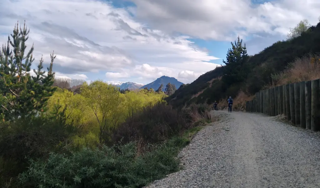 Biking from Queenstown to Arrowtown Thompsons Hill