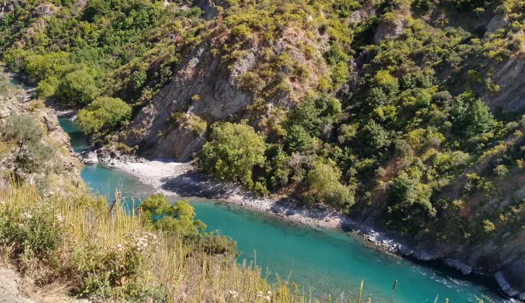 Driving through the Kawarau Gorge, Things to Do in Cromwell, New Zealand
