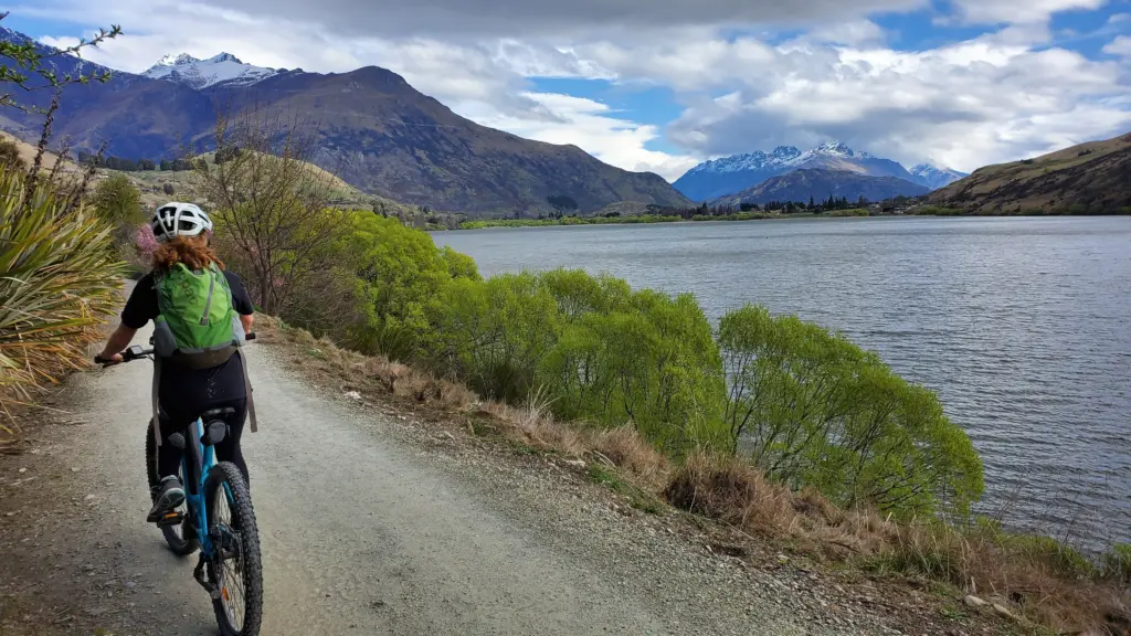 Biking around the Lake Hayes Walkway, walks in Arrowtown, New Zealand