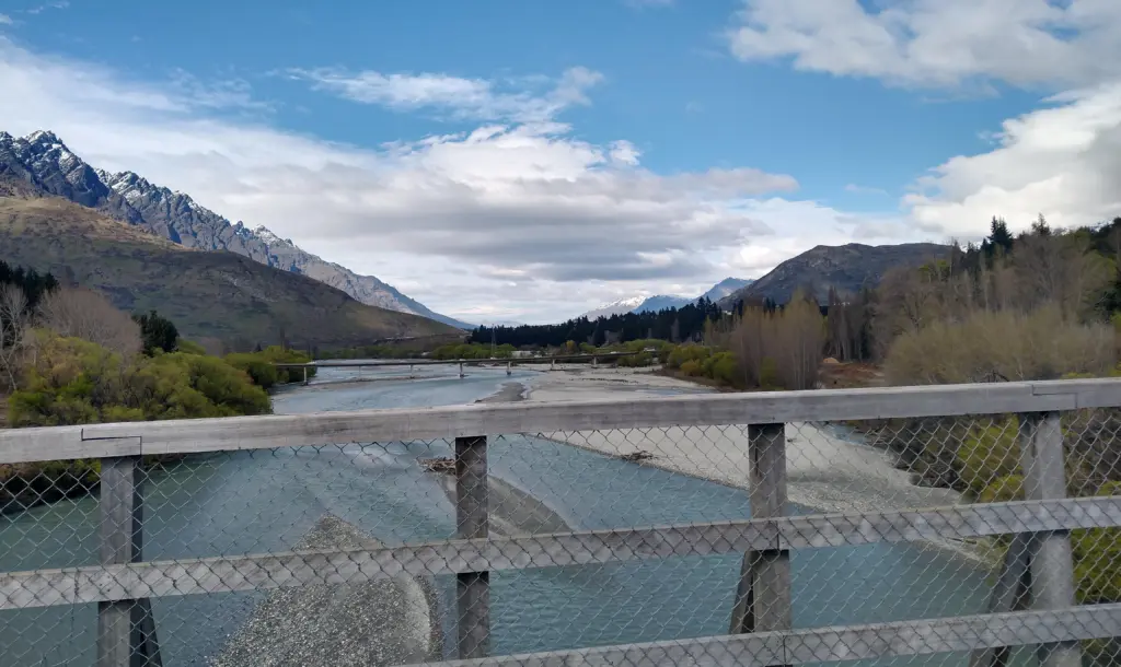Biking from Queenstown to Arrowtown, over the shotover river